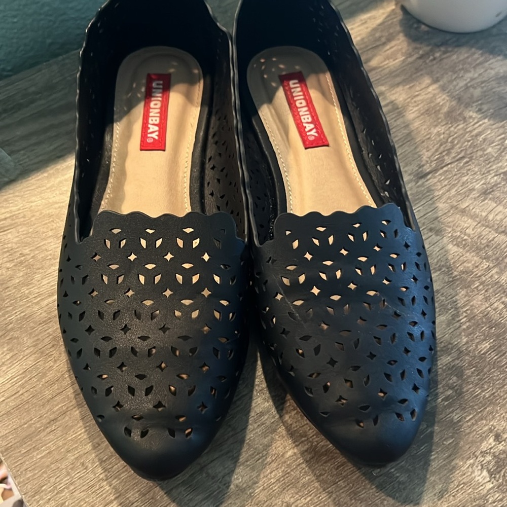 Guc size 6 laser cut black flats